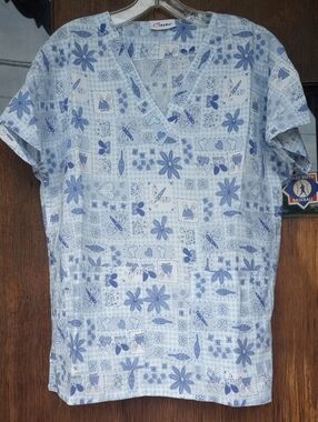 Life Uniform Blue & White Floral Short Sleeve Scrub Top w/ Hearts & Checks, Med